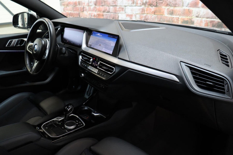 BMW 2 Serie Gran Coupé 218i High Executive M Sport Pakket Automaat / Panoramadak / Live Cockpit Professional / Stoel- en stuurverwarming / Head-Up Display / Achteruitrijcamera / HiFi / Shadow Line / DAB / Cruise Control / Extra Getint Glas / 18 Inch / Climate Control