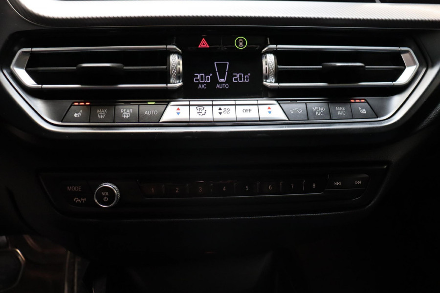 BMW 2 Serie Gran Coupé 218i High Executive M Sport Pakket Automaat / Panoramadak / Live Cockpit Professional / Stoel- en stuurverwarming / Head-Up Display / Achteruitrijcamera / HiFi / Shadow Line / DAB / Cruise Control / Extra Getint Glas / 18 Inch / Climate Control