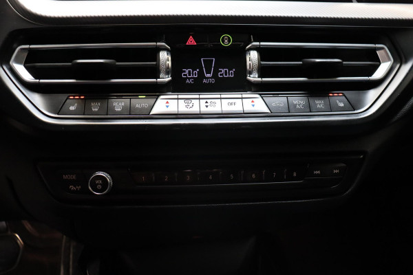 BMW 2 Serie Gran Coupé 218i High Executive M Sport Pakket Automaat / Panoramadak / Live Cockpit Professional / Stoel- en stuurverwarming / Head-Up Display / Achteruitrijcamera / HiFi / Shadow Line / DAB / Cruise Control / Extra Getint Glas / 18 Inch / Climate Control
