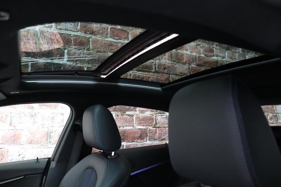 BMW 2 Serie Gran Coupé 218i High Executive M Sport Pakket Automaat / Panoramadak / Live Cockpit Professional / Stoel- en stuurverwarming / Head-Up Display / Achteruitrijcamera / HiFi / Shadow Line / DAB / Cruise Control / Extra Getint Glas / 18 Inch / Climate Control
