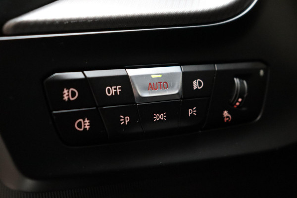 BMW 2 Serie Gran Coupé 218i High Executive M Sport Pakket Automaat / Panoramadak / Live Cockpit Professional / Stoel- en stuurverwarming / Head-Up Display / Achteruitrijcamera / HiFi / Shadow Line / DAB / Cruise Control / Extra Getint Glas / 18 Inch / Climate Control