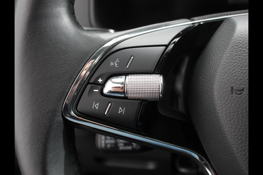 Škoda Karoq 1.5 TSI 150pk Automaat Ambition Navigatie Apple Carpla/Android Auto Camera Climate Control Adaptieve Cruise control Lichtmetalen Velgen