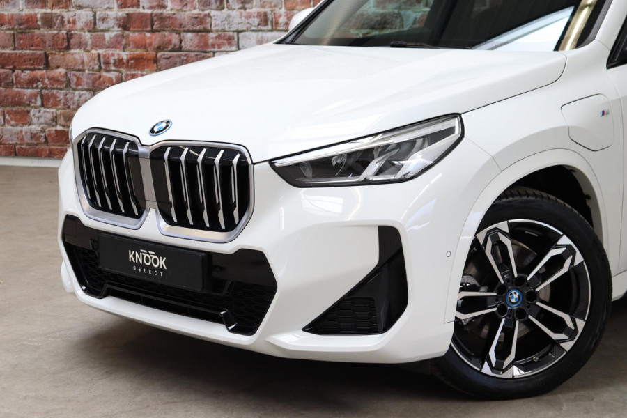 BMW X1 xDrive25e Executive M Sport Pakket Automaat / Widescreen Display / Shadow Line / Achteruitrijcamera / Extra Getint Glas / 19 Inch / Climate Control / Apple CarPlay /  Adaptief M Onderstel / Parkeerhulpsysteem / DAB / Stoelverwarming