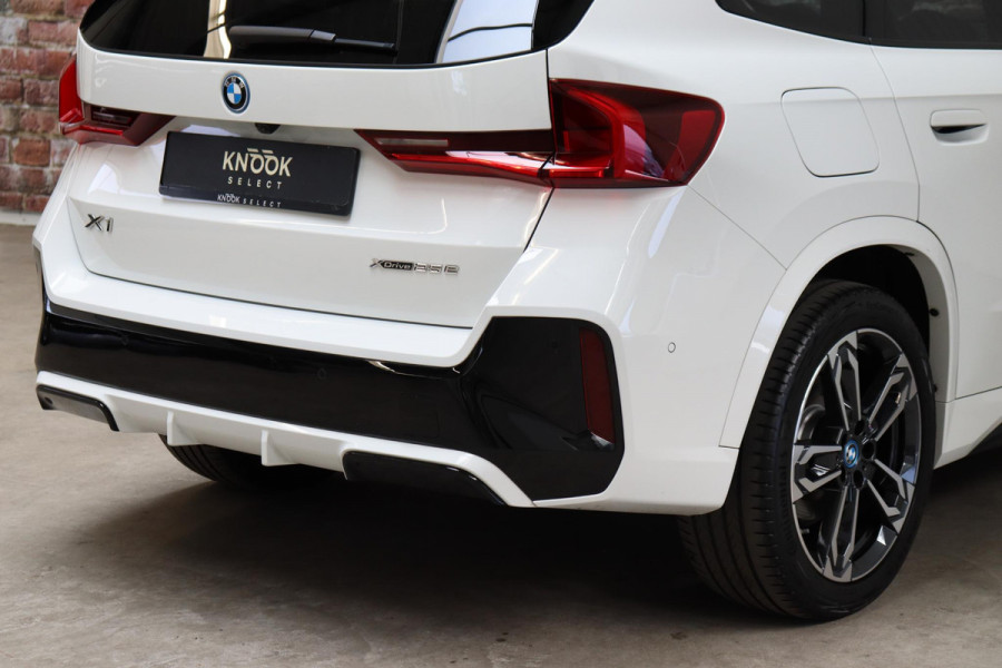 BMW X1 xDrive25e Executive M Sport Pakket Automaat / Widescreen Display / Shadow Line / Achteruitrijcamera / Extra Getint Glas / 19 Inch / Climate Control / Apple CarPlay /  Adaptief M Onderstel / Parkeerhulpsysteem / DAB / Stoelverwarming