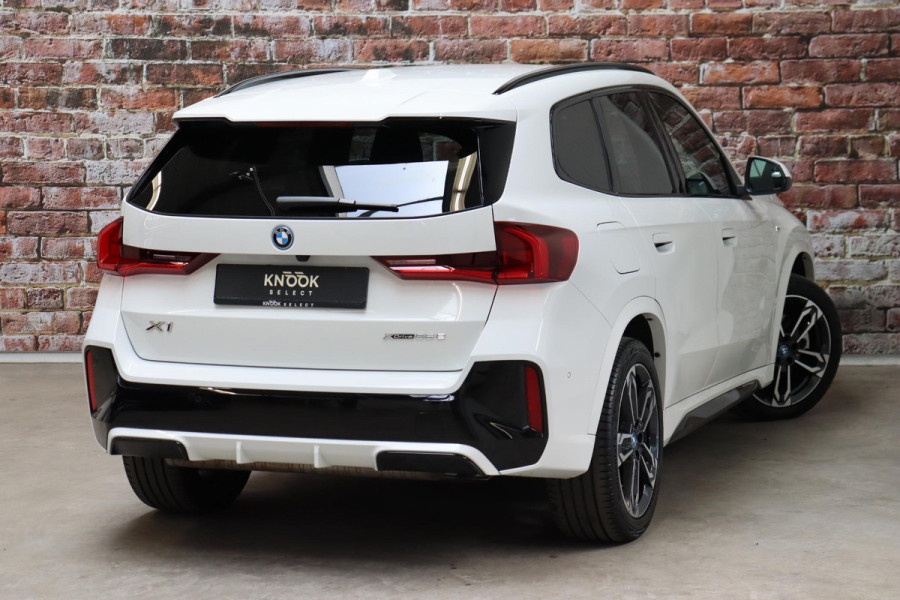 BMW X1 xDrive25e Executive M Sport Pakket Automaat / Widescreen Display / Shadow Line / Achteruitrijcamera / Extra Getint Glas / 19 Inch / Climate Control / Apple CarPlay /  Adaptief M Onderstel / Parkeerhulpsysteem / DAB / Stoelverwarming