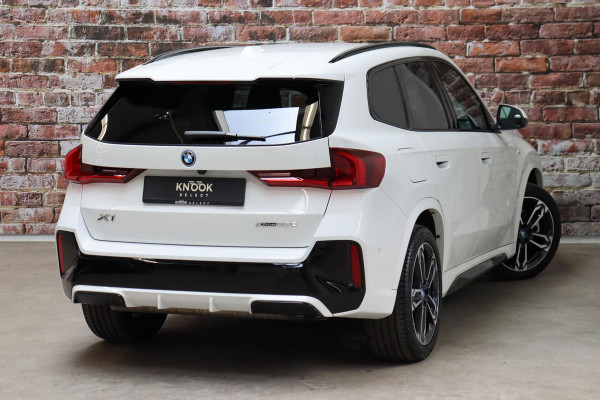 BMW X1 xDrive25e Executive M Sport Pakket Automaat / Widescreen Display / Shadow Line / Achteruitrijcamera / Extra Getint Glas / 19 Inch / Climate Control / Apple CarPlay /  Adaptief M Onderstel / Parkeerhulpsysteem / DAB / Stoelverwarming