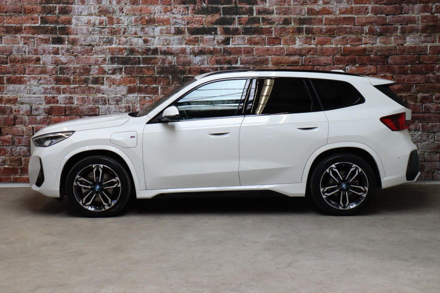 BMW X1 xDrive25e Executive M Sport Pakket Automaat / Widescreen Display / Shadow Line / Achteruitrijcamera / Extra Getint Glas / 19 Inch / Climate Control / Apple CarPlay /  Adaptief M Onderstel / Parkeerhulpsysteem / DAB / Stoelverwarming