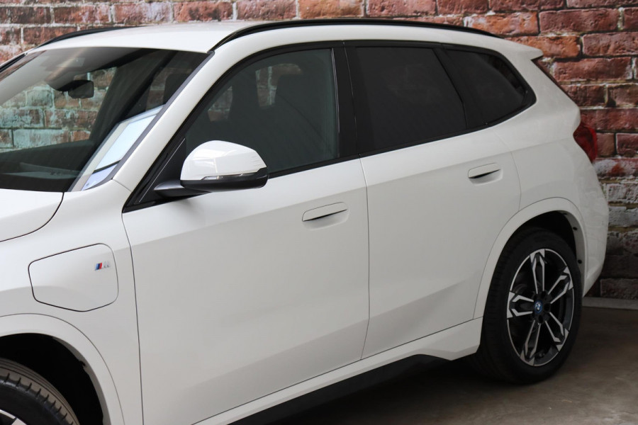 BMW X1 xDrive25e Executive M Sport Pakket Automaat / Widescreen Display / Shadow Line / Achteruitrijcamera / Extra Getint Glas / 19 Inch / Climate Control / Apple CarPlay /  Adaptief M Onderstel / Parkeerhulpsysteem / DAB / Stoelverwarming