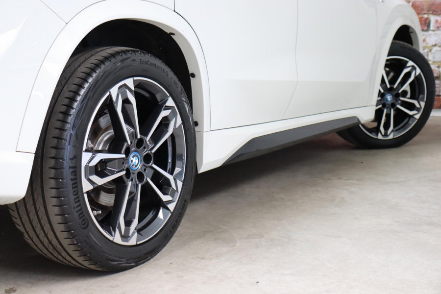 BMW X1 xDrive25e Executive M Sport Pakket Automaat / Widescreen Display / Shadow Line / Achteruitrijcamera / Extra Getint Glas / 19 Inch / Climate Control / Apple CarPlay /  Adaptief M Onderstel / Parkeerhulpsysteem / DAB / Stoelverwarming