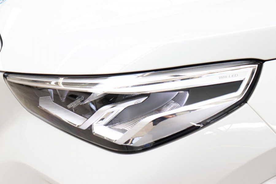 BMW X1 xDrive25e Executive M Sport Pakket Automaat / Widescreen Display / Shadow Line / Achteruitrijcamera / Extra Getint Glas / 19 Inch / Climate Control / Apple CarPlay /  Adaptief M Onderstel / Parkeerhulpsysteem / DAB / Stoelverwarming