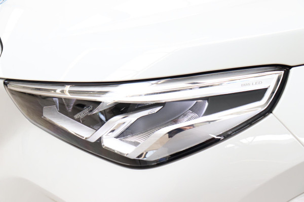 BMW X1 xDrive25e Executive M Sport Pakket Automaat / Widescreen Display / Shadow Line / Achteruitrijcamera / Extra Getint Glas / 19 Inch / Climate Control / Apple CarPlay /  Adaptief M Onderstel / Parkeerhulpsysteem / DAB / Stoelverwarming