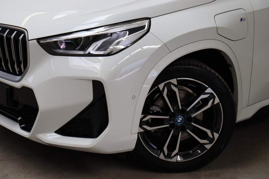 BMW X1 xDrive25e Executive M Sport Pakket Automaat / Widescreen Display / Shadow Line / Achteruitrijcamera / Extra Getint Glas / 19 Inch / Climate Control / Apple CarPlay /  Adaptief M Onderstel / Parkeerhulpsysteem / DAB / Stoelverwarming