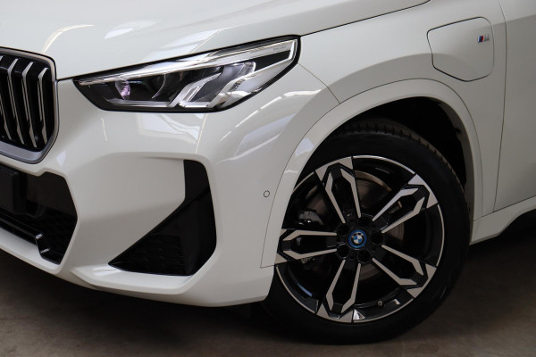 BMW X1 xDrive25e Executive M Sport Pakket Automaat / Widescreen Display / Shadow Line / Achteruitrijcamera / Extra Getint Glas / 19 Inch / Climate Control / Apple CarPlay /  Adaptief M Onderstel / Parkeerhulpsysteem / DAB / Stoelverwarming