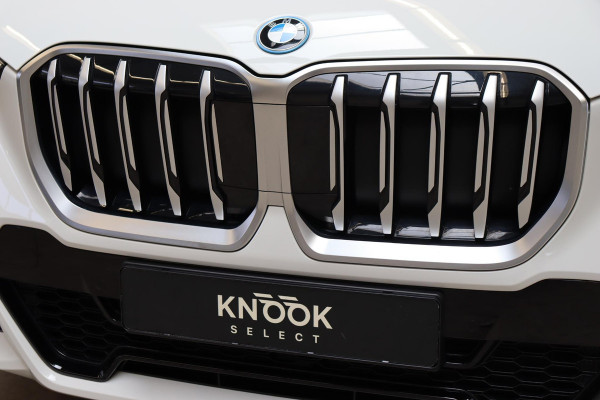 BMW X1 xDrive25e Executive M Sport Pakket Automaat / Widescreen Display / Shadow Line / Achteruitrijcamera / Extra Getint Glas / 19 Inch / Climate Control / Apple CarPlay /  Adaptief M Onderstel / Parkeerhulpsysteem / DAB / Stoelverwarming