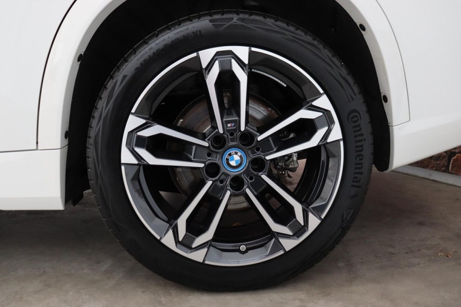 BMW X1 xDrive25e Executive M Sport Pakket Automaat / Widescreen Display / Shadow Line / Achteruitrijcamera / Extra Getint Glas / 19 Inch / Climate Control / Apple CarPlay /  Adaptief M Onderstel / Parkeerhulpsysteem / DAB / Stoelverwarming