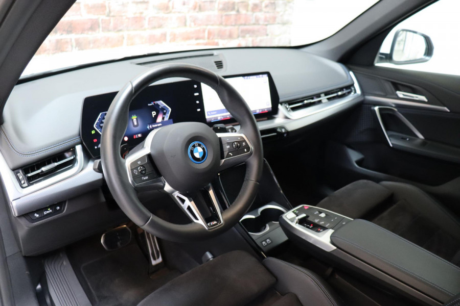 BMW X1 xDrive25e Executive M Sport Pakket Automaat / Widescreen Display / Shadow Line / Achteruitrijcamera / Extra Getint Glas / 19 Inch / Climate Control / Apple CarPlay /  Adaptief M Onderstel / Parkeerhulpsysteem / DAB / Stoelverwarming