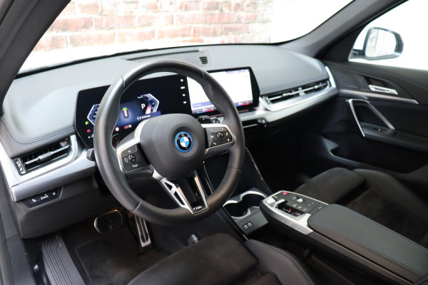 BMW X1 xDrive25e Executive M Sport Pakket Automaat / Widescreen Display / Shadow Line / Achteruitrijcamera / Extra Getint Glas / 19 Inch / Climate Control / Apple CarPlay /  Adaptief M Onderstel / Parkeerhulpsysteem / DAB / Stoelverwarming