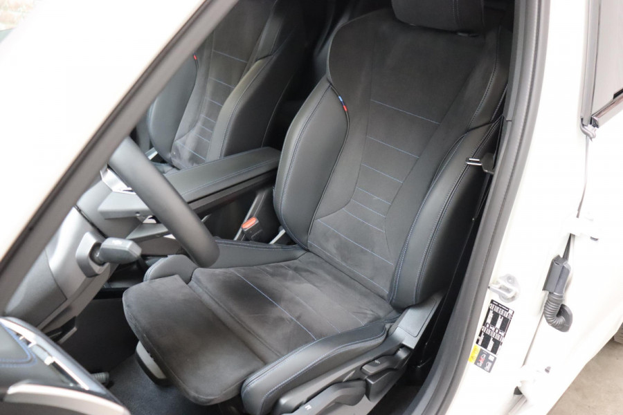 BMW X1 xDrive25e Executive M Sport Pakket Automaat / Widescreen Display / Shadow Line / Achteruitrijcamera / Extra Getint Glas / 19 Inch / Climate Control / Apple CarPlay /  Adaptief M Onderstel / Parkeerhulpsysteem / DAB / Stoelverwarming