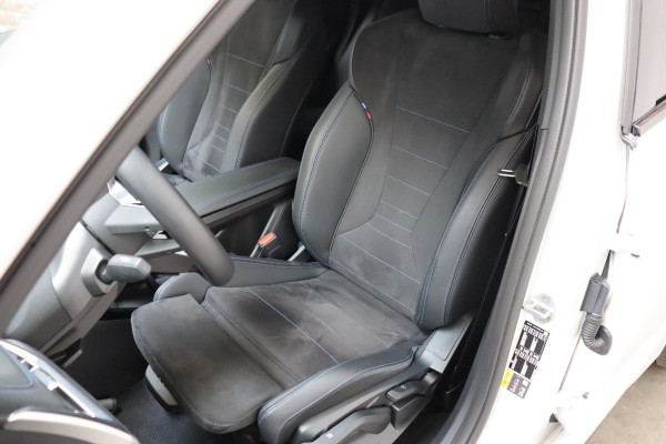 BMW X1 xDrive25e Executive M Sport Pakket Automaat / Widescreen Display / Shadow Line / Achteruitrijcamera / Extra Getint Glas / 19 Inch / Climate Control / Apple CarPlay /  Adaptief M Onderstel / Parkeerhulpsysteem / DAB / Stoelverwarming