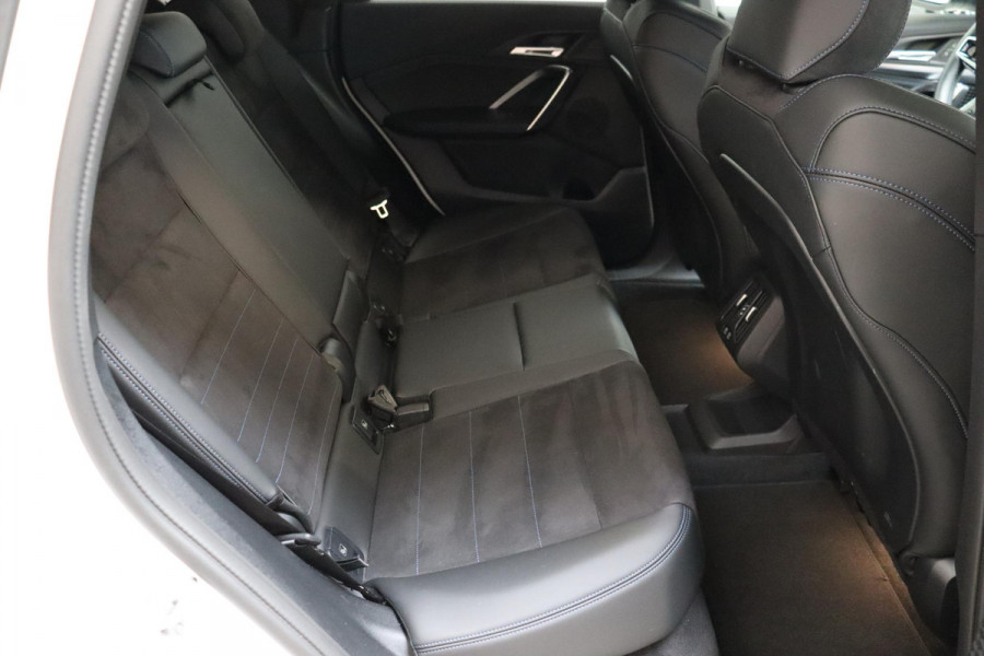 BMW X1 xDrive25e Executive M Sport Pakket Automaat / Widescreen Display / Shadow Line / Achteruitrijcamera / Extra Getint Glas / 19 Inch / Climate Control / Apple CarPlay /  Adaptief M Onderstel / Parkeerhulpsysteem / DAB / Stoelverwarming