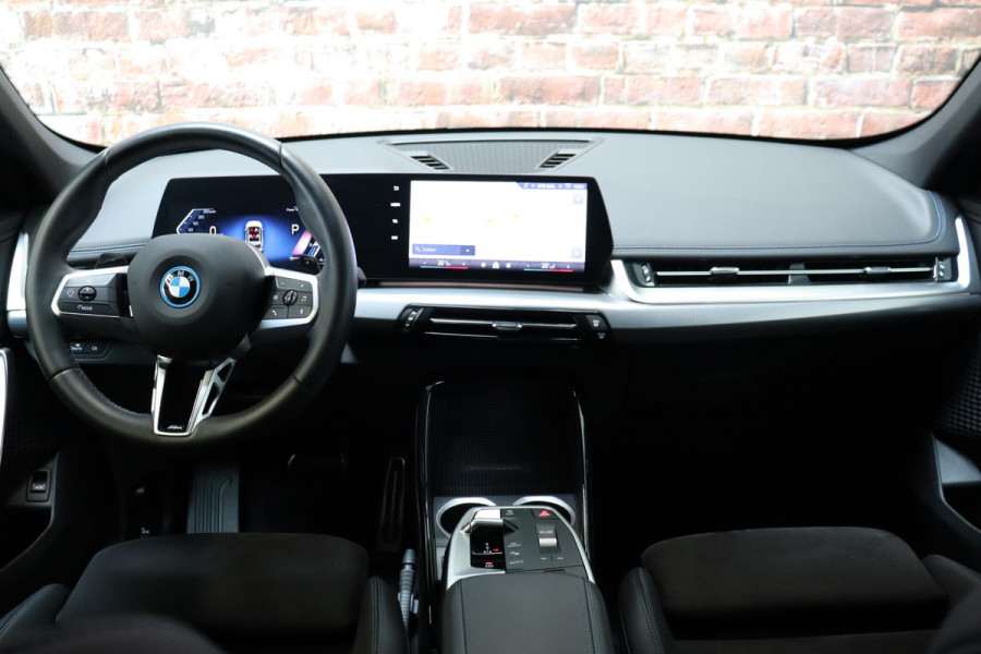 BMW X1 xDrive25e Executive M Sport Pakket Automaat / Widescreen Display / Shadow Line / Achteruitrijcamera / Extra Getint Glas / 19 Inch / Climate Control / Apple CarPlay /  Adaptief M Onderstel / Parkeerhulpsysteem / DAB / Stoelverwarming