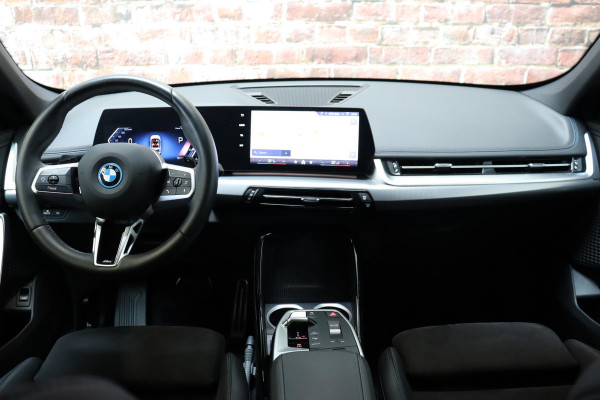 BMW X1 xDrive25e Executive M Sport Pakket Automaat / Widescreen Display / Shadow Line / Achteruitrijcamera / Extra Getint Glas / 19 Inch / Climate Control / Apple CarPlay /  Adaptief M Onderstel / Parkeerhulpsysteem / DAB / Stoelverwarming