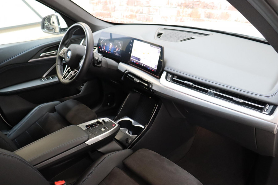 BMW X1 xDrive25e Executive M Sport Pakket Automaat / Widescreen Display / Shadow Line / Achteruitrijcamera / Extra Getint Glas / 19 Inch / Climate Control / Apple CarPlay /  Adaptief M Onderstel / Parkeerhulpsysteem / DAB / Stoelverwarming