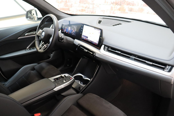 BMW X1 xDrive25e Executive M Sport Pakket Automaat / Widescreen Display / Shadow Line / Achteruitrijcamera / Extra Getint Glas / 19 Inch / Climate Control / Apple CarPlay /  Adaptief M Onderstel / Parkeerhulpsysteem / DAB / Stoelverwarming