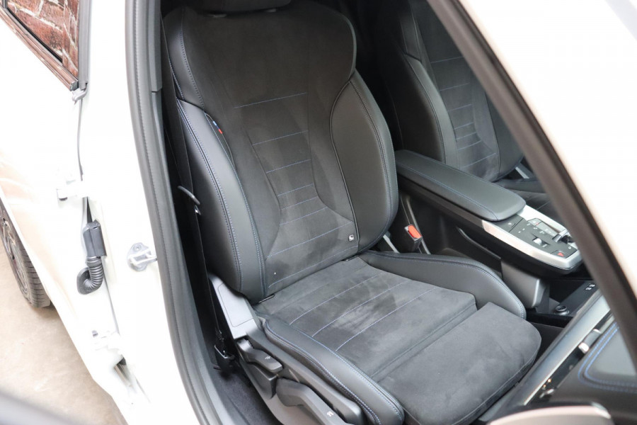 BMW X1 xDrive25e Executive M Sport Pakket Automaat / Widescreen Display / Shadow Line / Achteruitrijcamera / Extra Getint Glas / 19 Inch / Climate Control / Apple CarPlay /  Adaptief M Onderstel / Parkeerhulpsysteem / DAB / Stoelverwarming