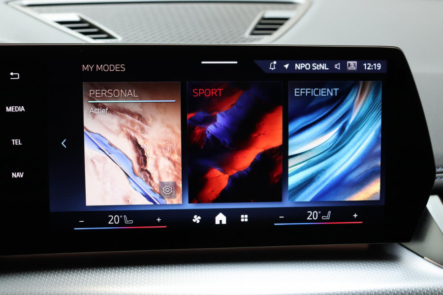 BMW X1 xDrive25e Executive M Sport Pakket Automaat / Widescreen Display / Shadow Line / Achteruitrijcamera / Extra Getint Glas / 19 Inch / Climate Control / Apple CarPlay /  Adaptief M Onderstel / Parkeerhulpsysteem / DAB / Stoelverwarming
