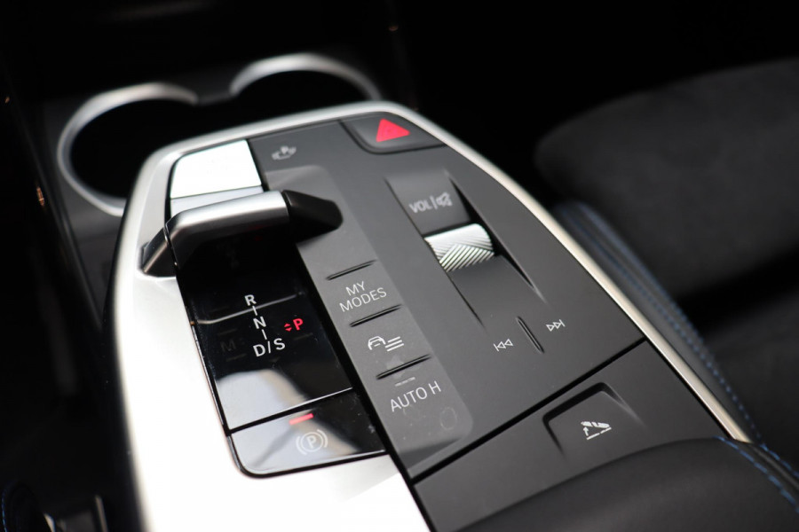 BMW X1 xDrive25e Executive M Sport Pakket Automaat / Widescreen Display / Shadow Line / Achteruitrijcamera / Extra Getint Glas / 19 Inch / Climate Control / Apple CarPlay /  Adaptief M Onderstel / Parkeerhulpsysteem / DAB / Stoelverwarming