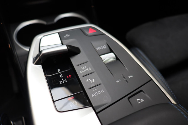 BMW X1 xDrive25e Executive M Sport Pakket Automaat / Widescreen Display / Shadow Line / Achteruitrijcamera / Extra Getint Glas / 19 Inch / Climate Control / Apple CarPlay /  Adaptief M Onderstel / Parkeerhulpsysteem / DAB / Stoelverwarming