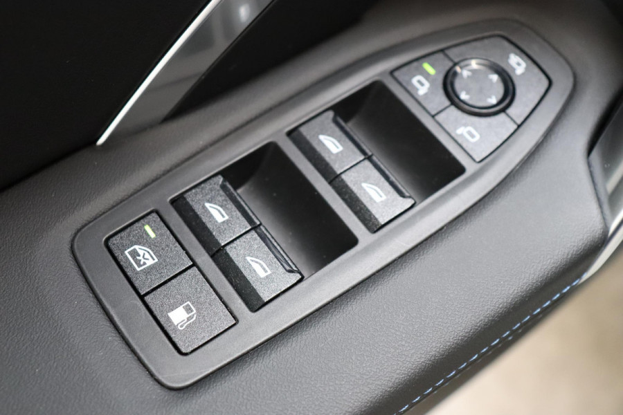 BMW X1 xDrive25e Executive M Sport Pakket Automaat / Widescreen Display / Shadow Line / Achteruitrijcamera / Extra Getint Glas / 19 Inch / Climate Control / Apple CarPlay /  Adaptief M Onderstel / Parkeerhulpsysteem / DAB / Stoelverwarming