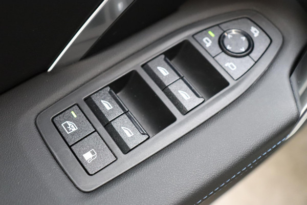 BMW X1 xDrive25e Executive M Sport Pakket Automaat / Widescreen Display / Shadow Line / Achteruitrijcamera / Extra Getint Glas / 19 Inch / Climate Control / Apple CarPlay /  Adaptief M Onderstel / Parkeerhulpsysteem / DAB / Stoelverwarming