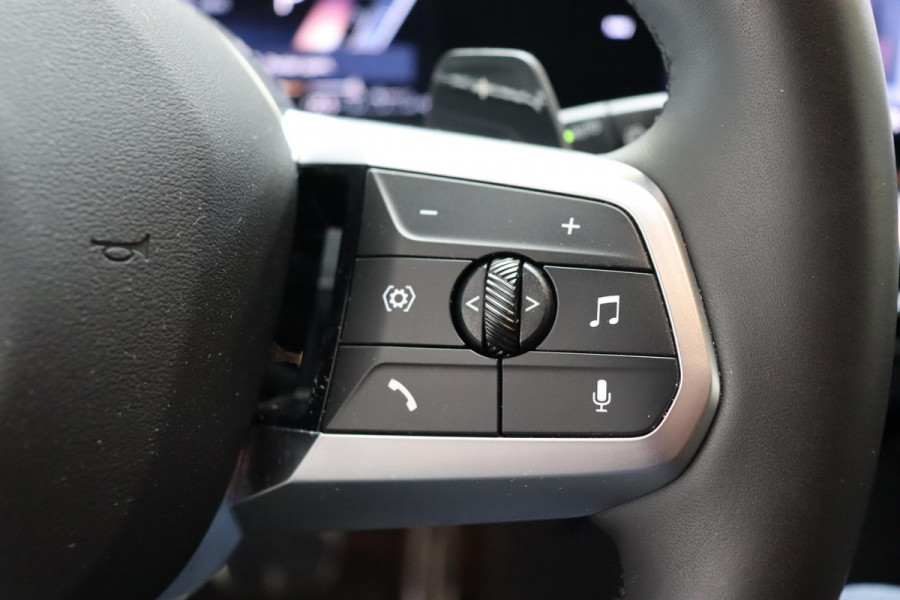 BMW X1 xDrive25e Executive M Sport Pakket Automaat / Widescreen Display / Shadow Line / Achteruitrijcamera / Extra Getint Glas / 19 Inch / Climate Control / Apple CarPlay /  Adaptief M Onderstel / Parkeerhulpsysteem / DAB / Stoelverwarming