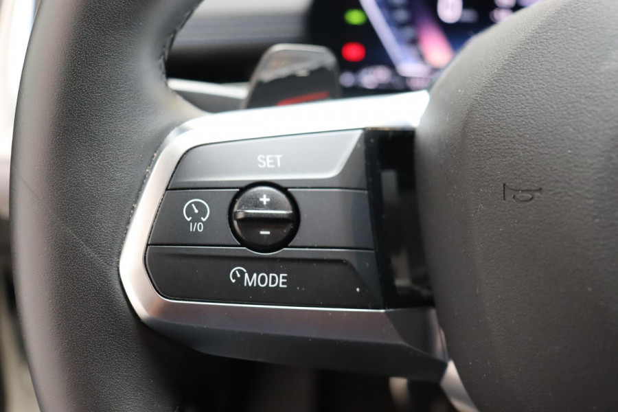 BMW X1 xDrive25e Executive M Sport Pakket Automaat / Widescreen Display / Shadow Line / Achteruitrijcamera / Extra Getint Glas / 19 Inch / Climate Control / Apple CarPlay /  Adaptief M Onderstel / Parkeerhulpsysteem / DAB / Stoelverwarming
