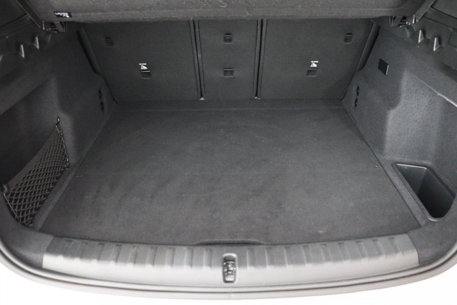 BMW X1 xDrive25e Executive M Sport Pakket Automaat / Widescreen Display / Shadow Line / Achteruitrijcamera / Extra Getint Glas / 19 Inch / Climate Control / Apple CarPlay /  Adaptief M Onderstel / Parkeerhulpsysteem / DAB / Stoelverwarming