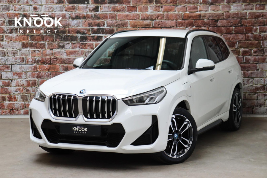 BMW X1 xDrive25e Executive M Sport Pakket Automaat / Widescreen Display / Shadow Line / Achteruitrijcamera / Extra Getint Glas / 19 Inch / Climate Control / Apple CarPlay /  Adaptief M Onderstel / Parkeerhulpsysteem / DAB / Stoelverwarming