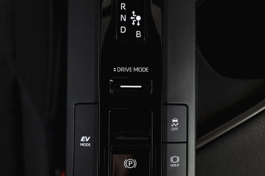 Toyota C-HR 1.8 Hybrid 140 Dynamic | Dig. Cockpit | Adapt. Cruise | Winterpakket | PDC | Camera | NAV + App. Connect | ECC | DAB | LM 18" | 2473