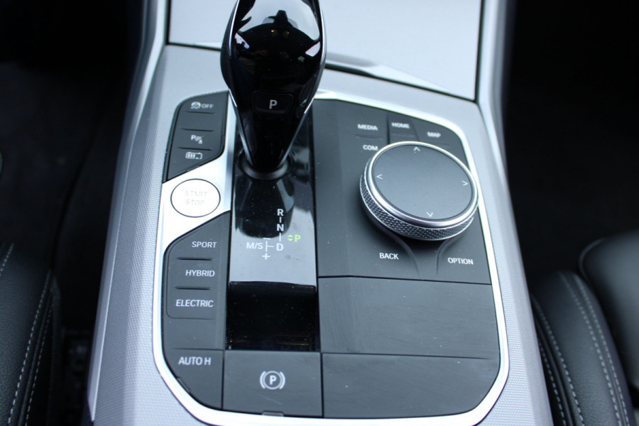 BMW 3 Serie Touring 320e HYBRID AUT. BUSINESS SPORT LEDER/CAMERA/CARPLAY