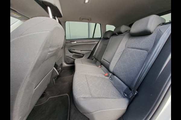 Volkswagen Golf 1.0 Life AUTOMAAT * Parkeerhulp * Climate control * Carplay