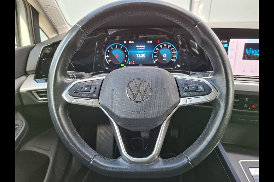 Volkswagen Golf 1.0 Life AUTOMAAT * Parkeerhulp * Climate control * Carplay