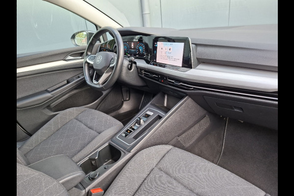 Volkswagen Golf 1.0 Life AUTOMAAT * Parkeerhulp * Climate control * Carplay