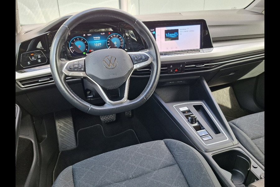 Volkswagen Golf 1.0 Life AUTOMAAT * Parkeerhulp * Climate control * Carplay