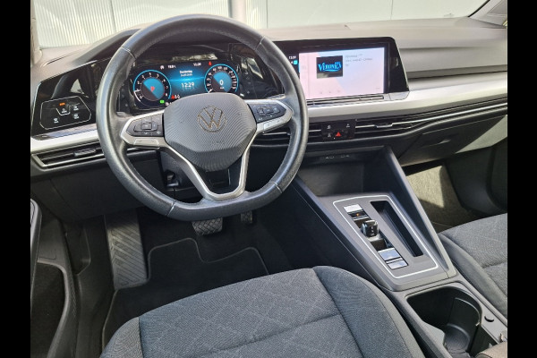 Volkswagen Golf 1.0 Life AUTOMAAT * Parkeerhulp * Climate control * Carplay