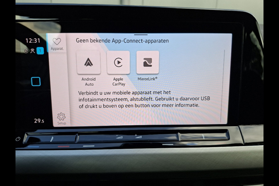 Volkswagen Golf 1.0 Life AUTOMAAT * Parkeerhulp * Climate control * Carplay