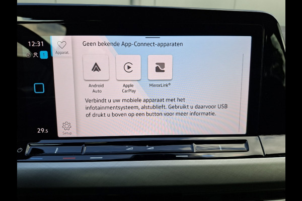 Volkswagen Golf 1.0 Life AUTOMAAT * Parkeerhulp * Climate control * Carplay