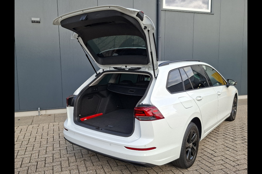 Volkswagen Golf 1.0 Life AUTOMAAT * Parkeerhulp * Climate control * Carplay