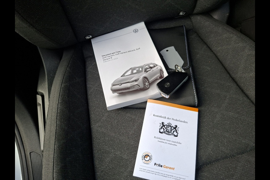 Volkswagen Golf 1.0 Life AUTOMAAT * Parkeerhulp * Climate control * Carplay
