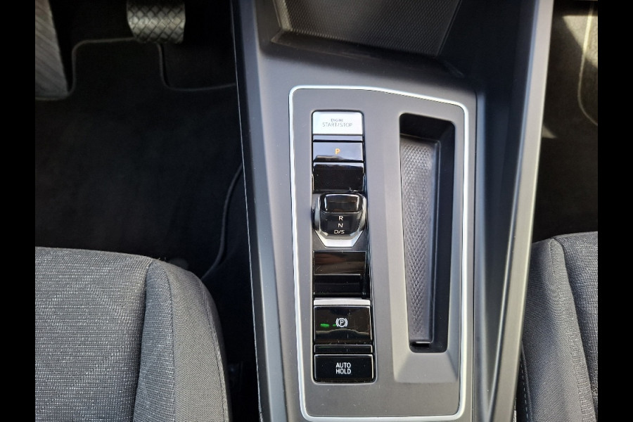 Volkswagen Golf 1.0 Life AUTOMAAT * Parkeerhulp * Climate control * Carplay
